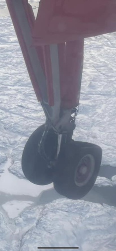 Det ene dæk på landingsstellets højre side er punkteret, hvorfor der gøres foranstaltninger