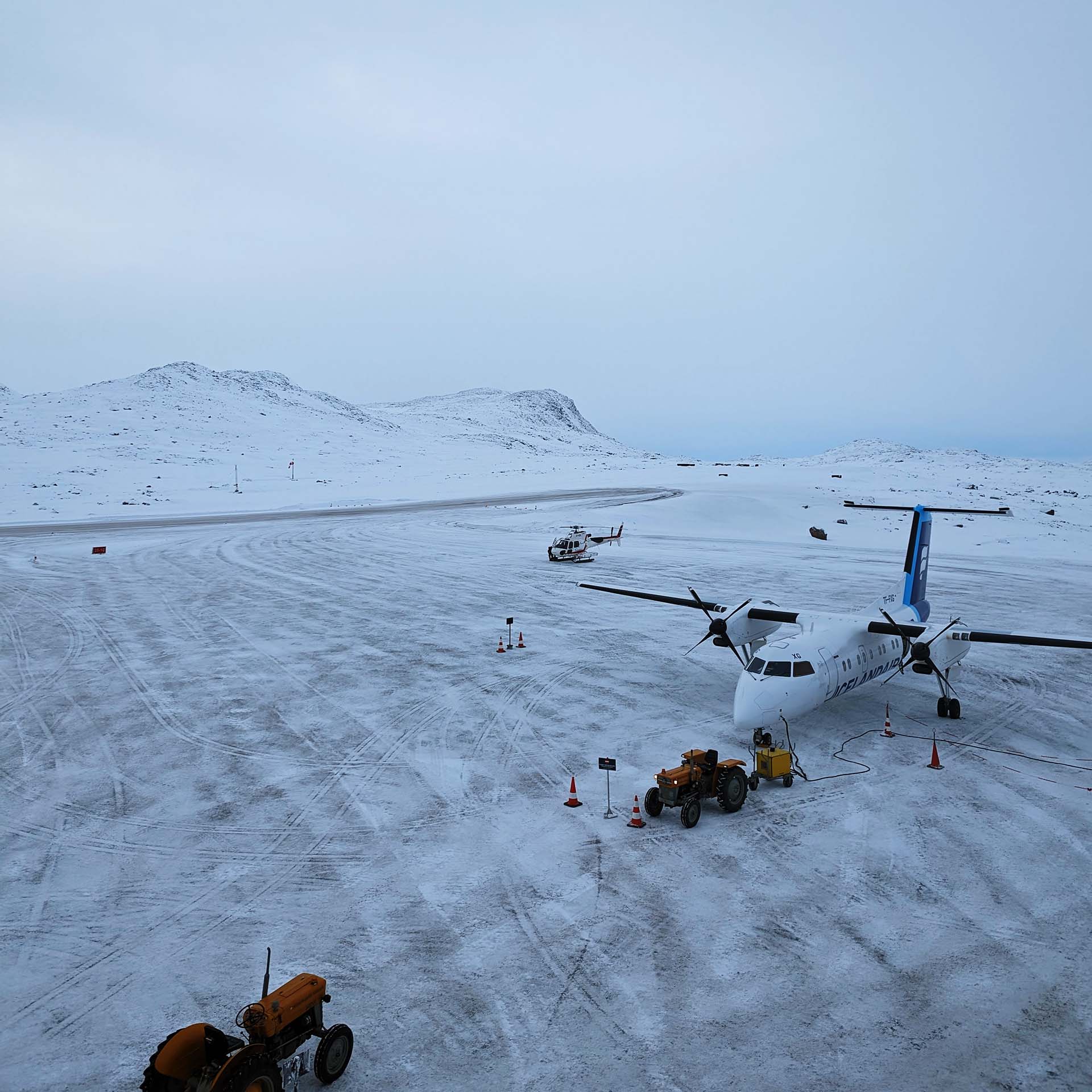 Icelandairs Dash-8 FI103 landede kl. 11.51 i Kulusuk. Greenland Copter venter på piloten. Foto: Jesper Nymand, AFIS i Kulusuk