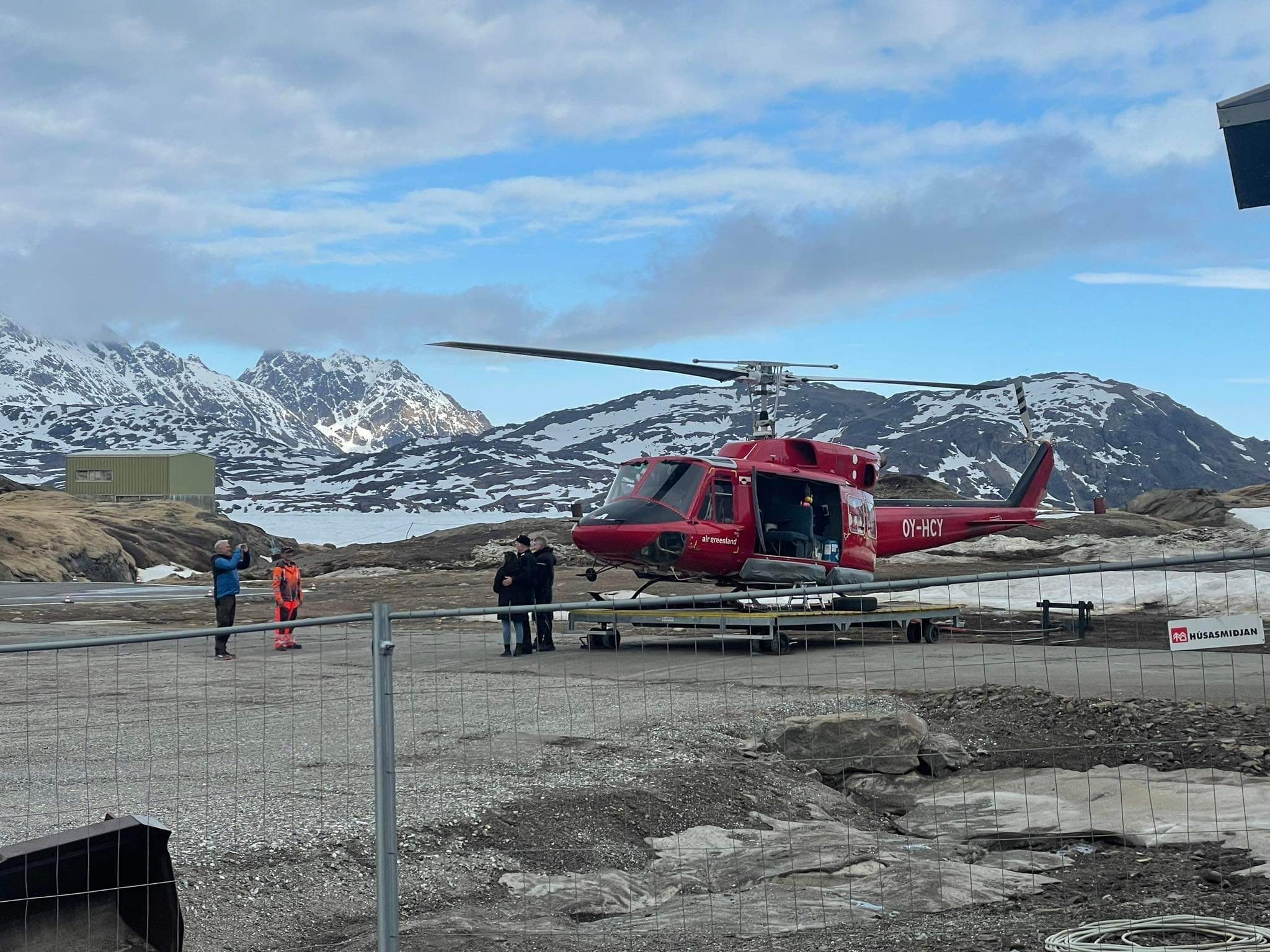 B212 i Tasiilaq inden den letter for sidste gang. Foto: Amos Ezekiassen