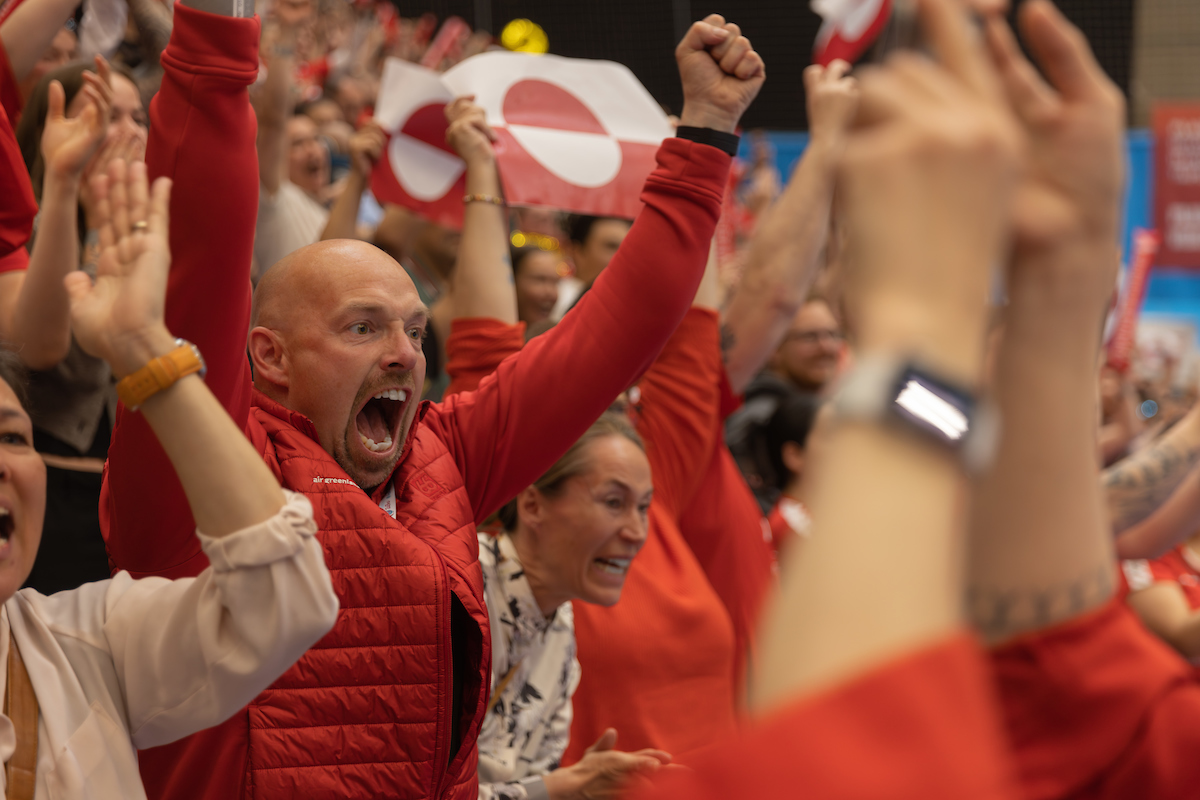 Air Greenlands CEO hepper på kvinderne under finalekampen mod Canada. Foto: Lars Kleemann Andersen