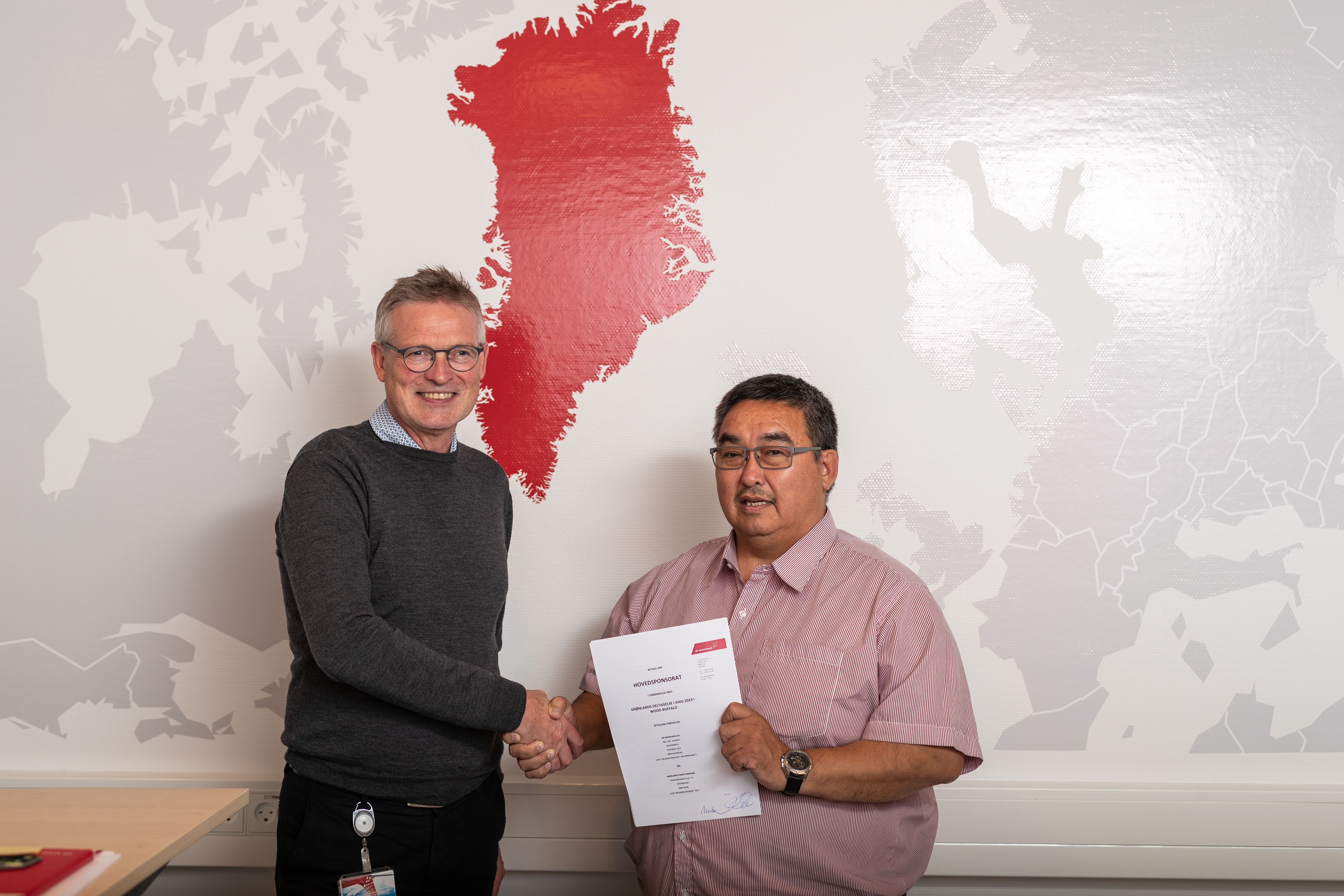 Henrik Søe og Nuka Kleemann mødtes på den kommercielle direktørs kontor torsdag den 15. september for at give hinanden håndslag på et godt samarbejde både nu og i fremtiden. Foto: Abel Berthelsen 