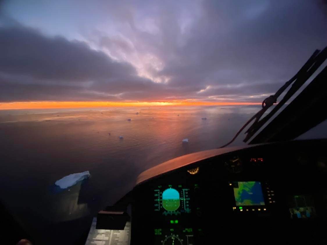 H155 flyver i skumringen Foto: Martin Nørregaard