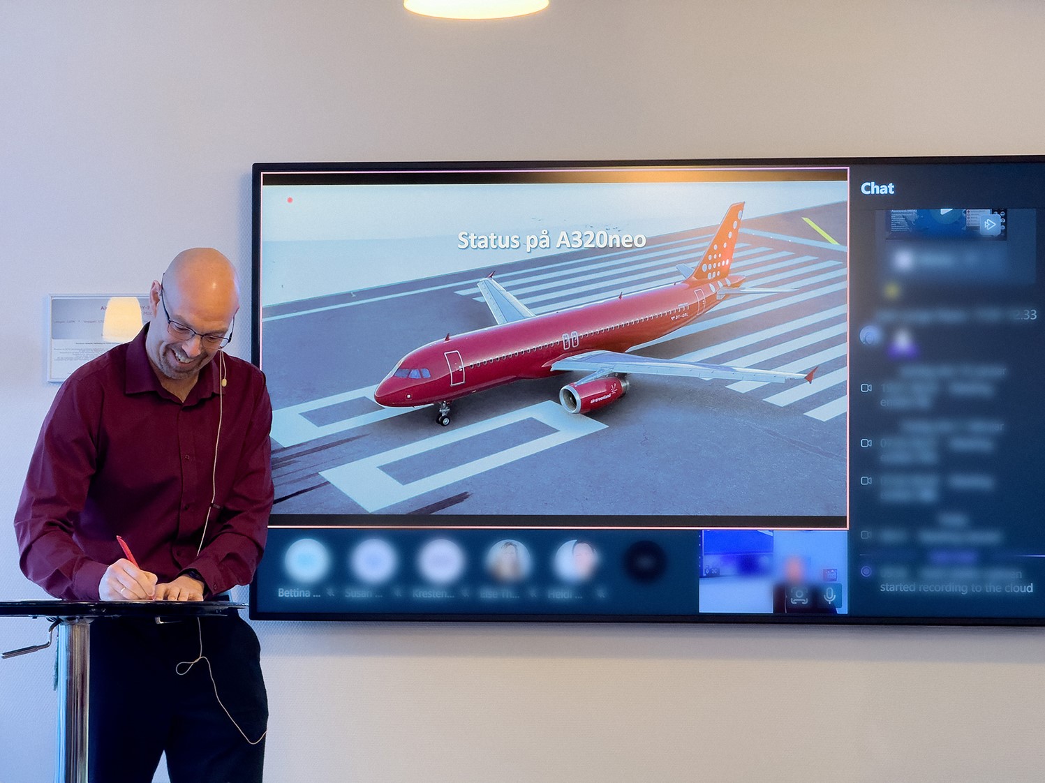 Ved det månedlige medarbejdermøde den 14. februar 2025 underskrev CEO i Air Greenland, Jacob Nitter Sørensen, leasingaftalen, overværet af medarbejdere. Foto: Air Greenland