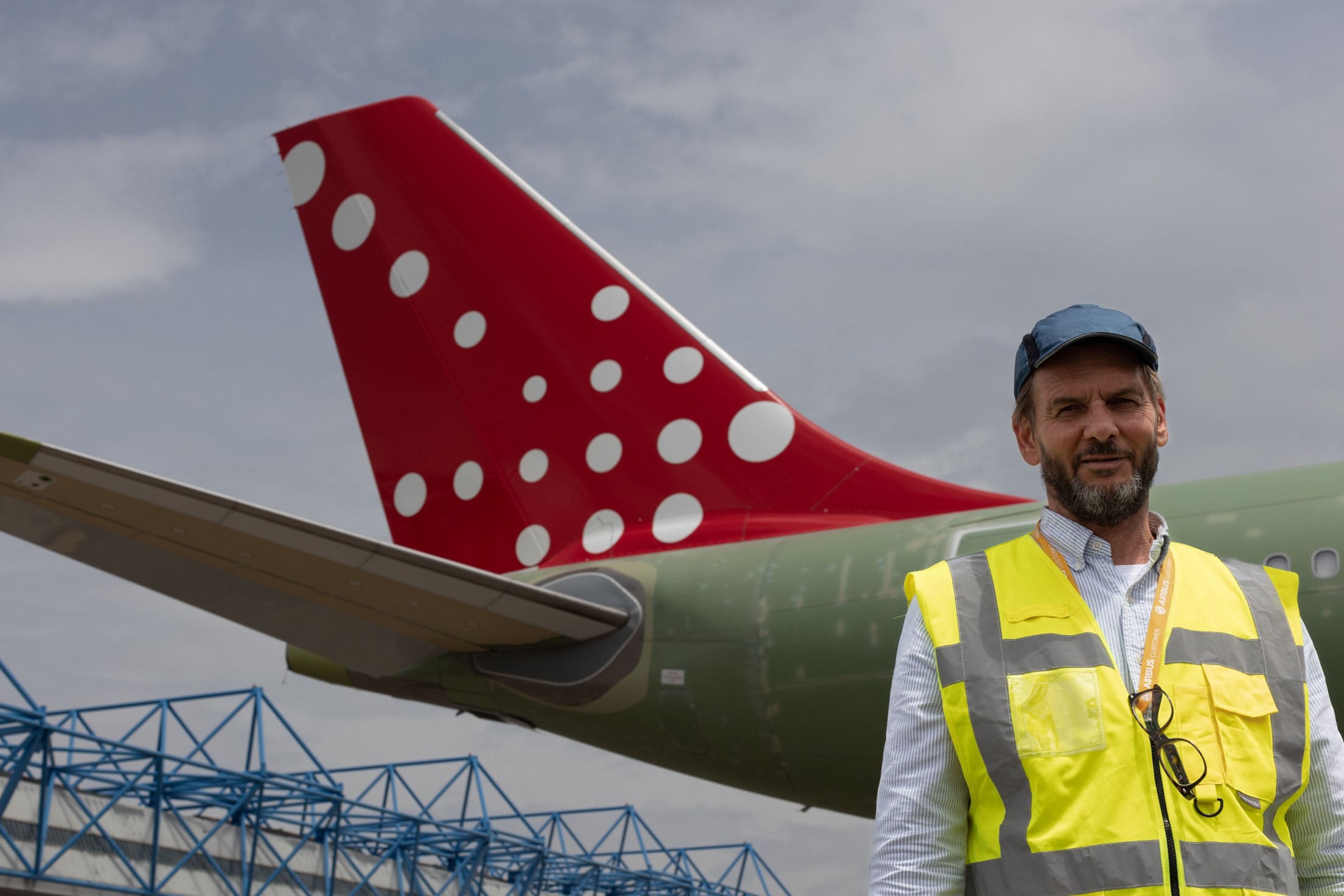 Air Greenlands tekniske chef for atlantflyet, Henrik Keil har haft ansvaret for Norsaq siden den første gang fløj med passagerer den 11. november 2002. Her står han med dens arvtager, Tuukkaq, da den blev malet i Air Greenlands røde farve