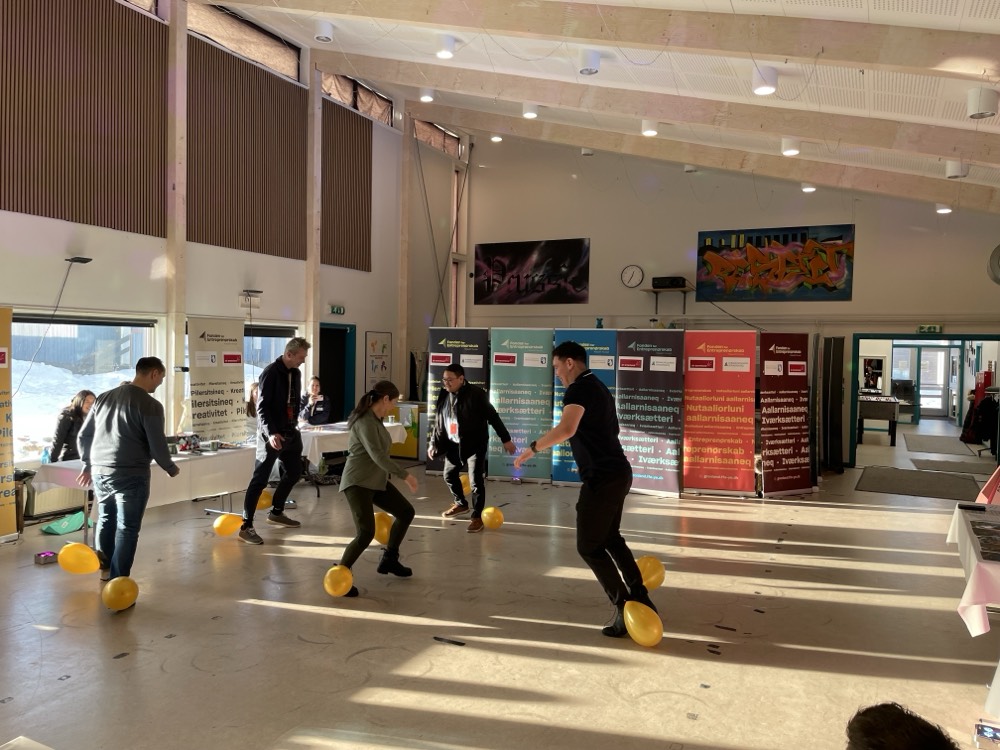 Lærere og dommere varmer op til konkurrencen. 