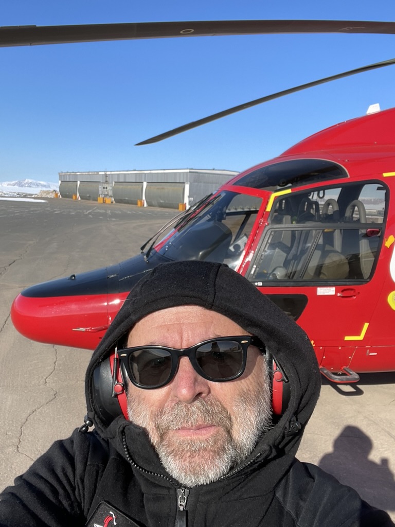 Ingemar er i dag stationsmekaniker på Pituffik Space Base. Et job han er glad for og hvor han gerne vil fortsætte, selv om han har nået pensionsalderen.  Foto: Selfie 
