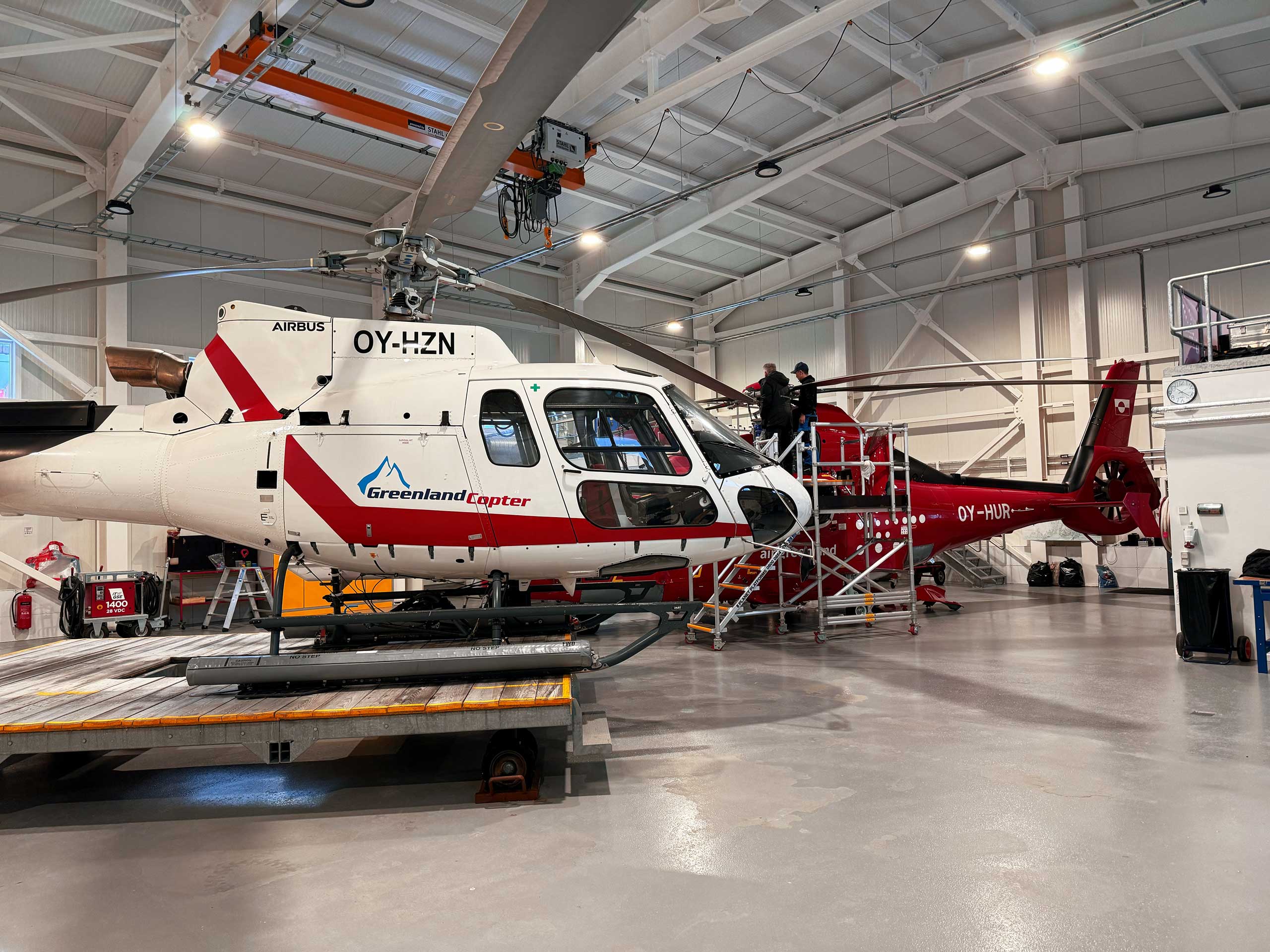 Foto taget efter at Air Greenlands teknikere har hjulpet med at få Greenland Copter AS350 godkendt af myndighederne. Foto: Tim Nicolaisen