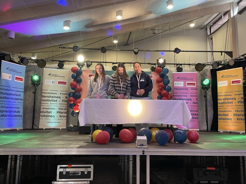 Eleverne pitcher foran dommere og deltagere 