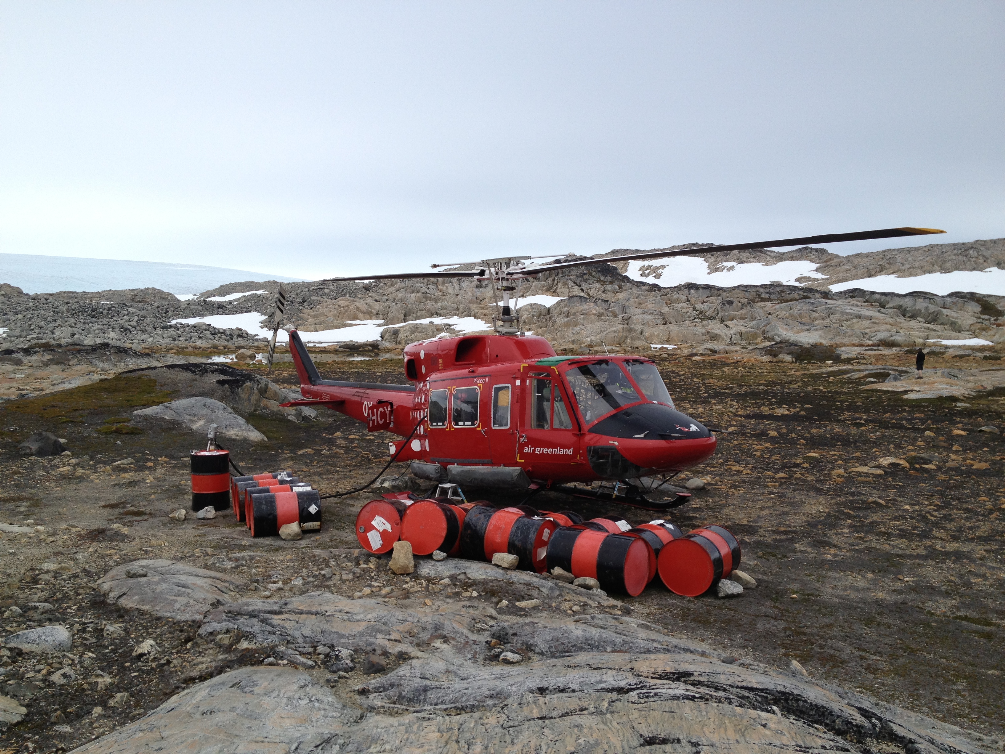 Bell-212 med fueltromler ved Umiivik syd for Kap Poul Løveørn i Østgrønland i 2012. Foto: Finn Lennert