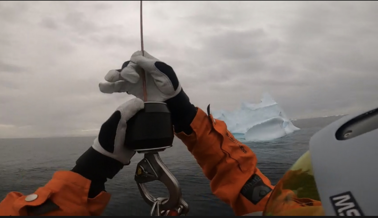 Dolfi Lund hejses ned 