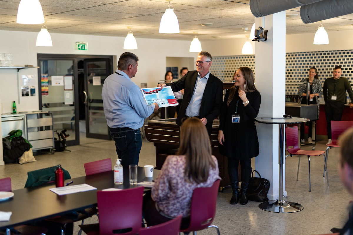 Justus Hansen, konsulent ved Sermersooq Business modtog prisen på vegne af Sermilik Adventures ved en reception i Air Greenland mandag den 19. september 2022. Air Greenlands kommersielle direktør Henrik Søe og Visit Greenlands direktør Anne Nivíka Grødem overrakte prisen. 