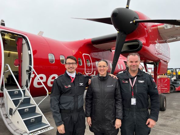 Cabin Attendant Lisbeth Vængtoft Noahsen sammen med piloterne