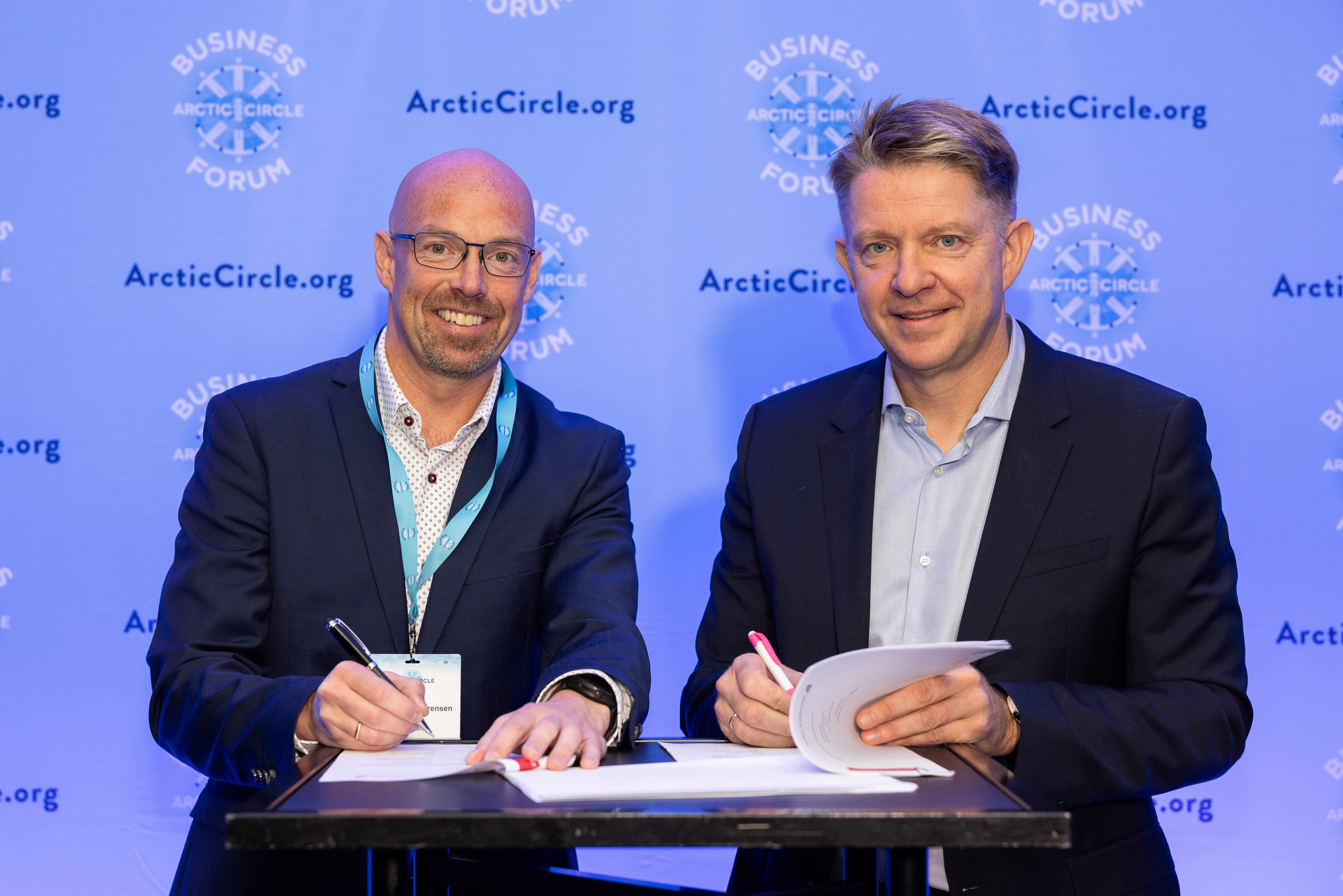 De to administrerende direktører for Icelandair og Air Greenland er glade for at de nu er lykkedes at indgå en formel aftale. 