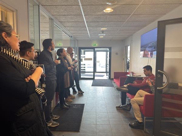 Kollegaer følger med via Youtube. Foto: Lars Kleemann-Andersen