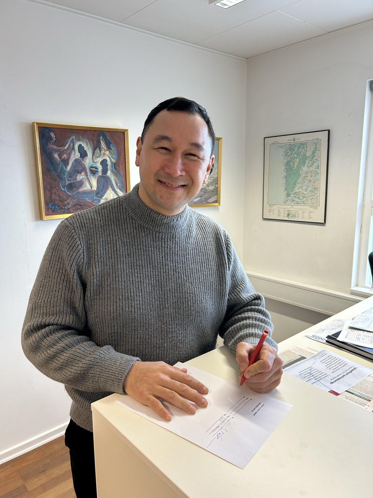 Air Greenlands forperson, Malik Hegelund Olsen, underskrev leasingaftalen mellem Air Greenland og Carlyle  