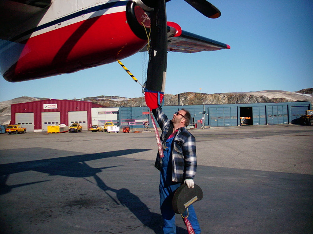 Ingemar klargør en Dash7 i Ilulissat i 2000, hvor han var stationsmekaniker.  Foto: Kaj Siegstad