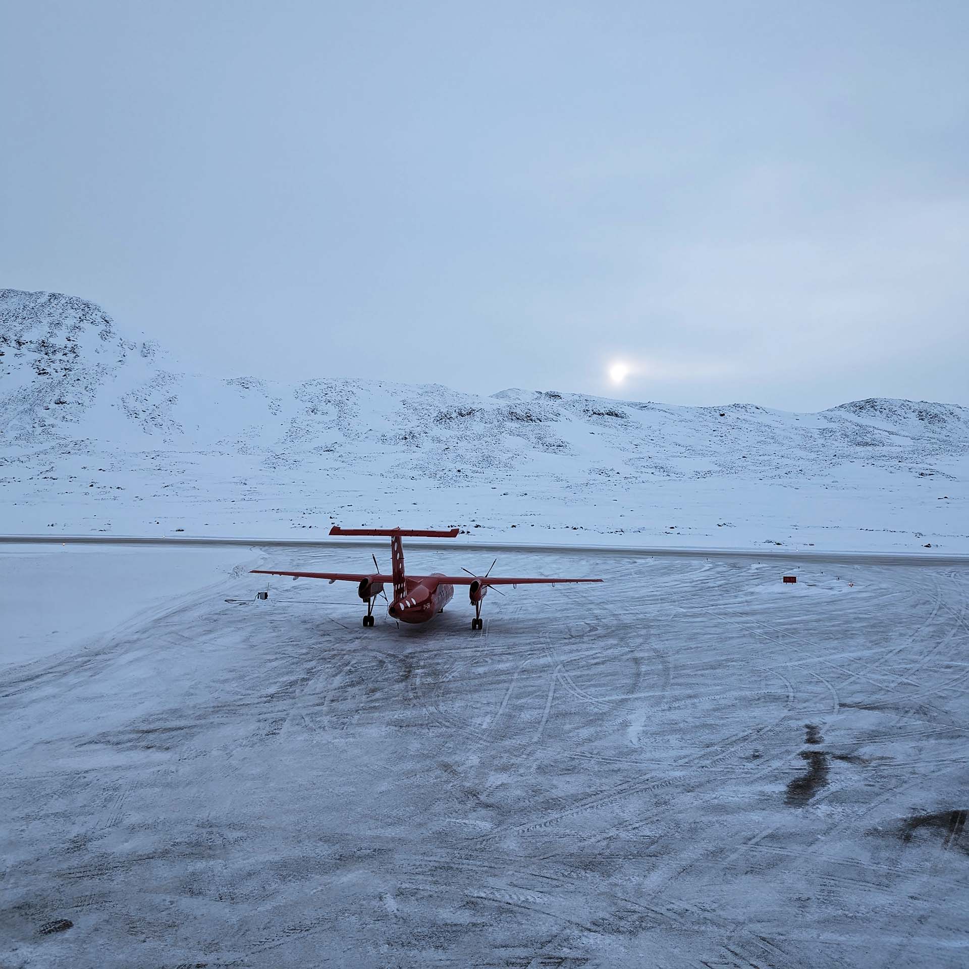 Air Greenlands DASH-8 GL 632 landede kl. 11.40 i Kulusuk. Foto: Jens Nymand, AFIS i Kulusuk.