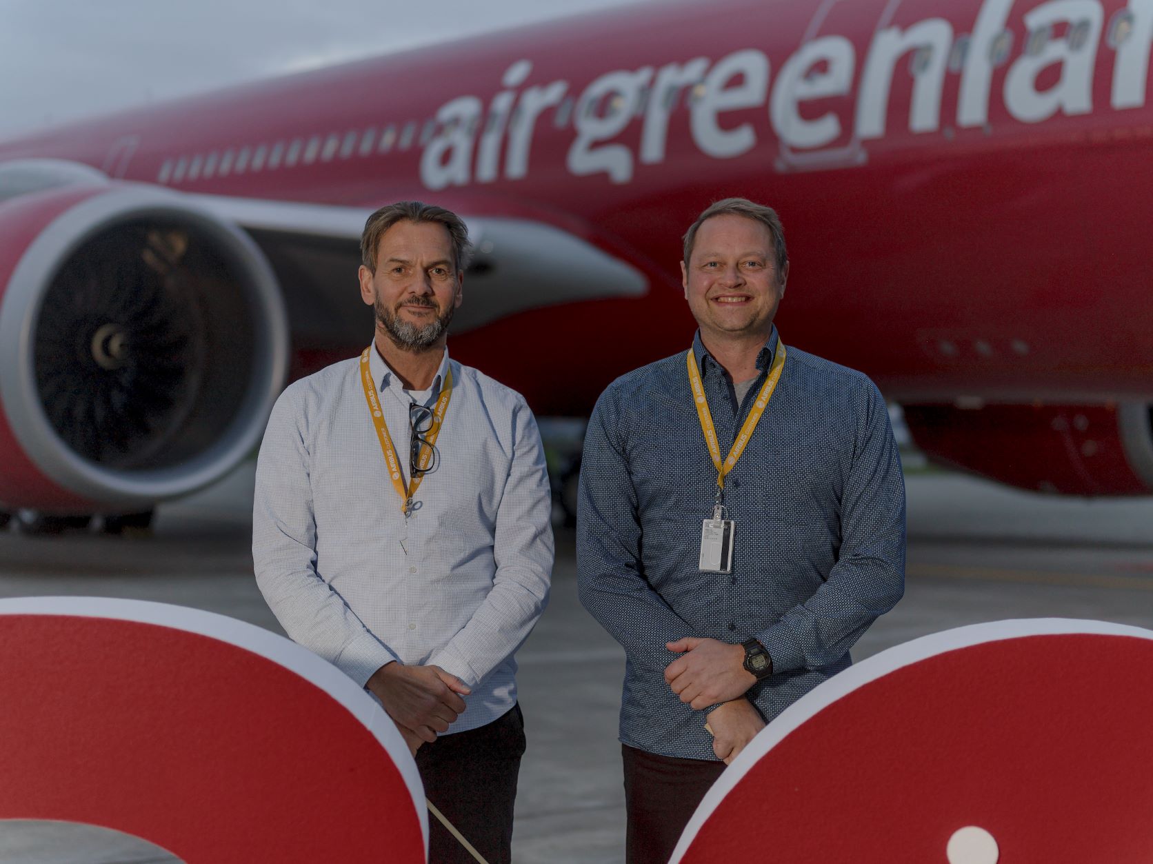 Teknisk chef, Henrik Keil og Michael Linder, teknisk koordinator er også ombord med på færgeflyvningen til Arizona sammen med to repræsentanter fra køberne, AAR SUPPLY CHAIN. På billedet er Henrik til venstre og Michael til højre og det blev taget ved overleveringen af Tuukkaq, som nu venter deres fulde opmærksomhed, pasning og pleje. 